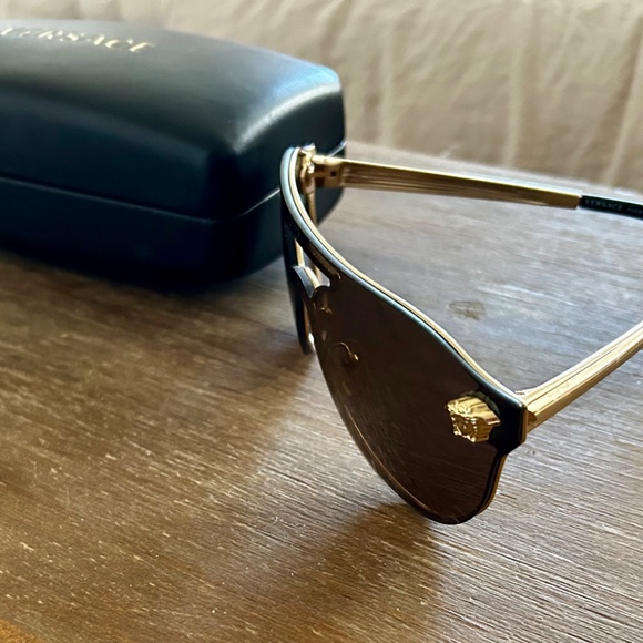 Versace Sunglasses 2161 1002/F9 Women Gold Shield Shades 42/00/140 - Picture 4 of 5